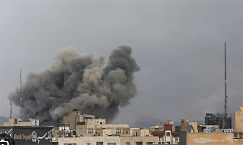 აიათოლა ხამენეის მეუღლე თავდასხმის შედეგად მიღებული ჭრილობებისგან გარდაიცვალა, - ინფორმაციას Reuters-ი ირანის სახელმწიფო მედიაზე დაყრდნობით ავრცელებს.  ირანის სახელმწიფო მედიის ცნობით, ირანის გარდაცვლილი უზენაესი ლიდერის, აიათოლა ალი ხამენეის მეუღლე, მანსურე ხოჯასტე, ისრაელისა და აშშ-ის მიერ განხორციელებული იერიშების შედეგად მიღებული ჭრილობებისგან გარდაიცვალა.