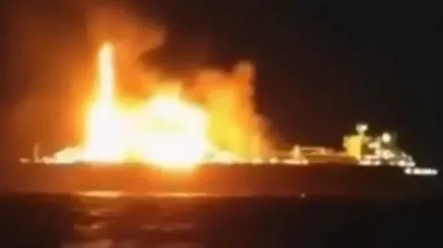 ხმელთაშუა ზღვაში თხევადი ბუნებრივი აირის გადამზიდი რუსული ტანკერი ჩაიძირა , - ინფორმაციას BBC-ი ლიბიის საზღვაო სამაშველო სააგენტოზე დაყრდნობით ავრცელებს.  გამოცემის ცნობით, რუსული ტანკერი The Arctic Metagaz-ი ლიბიასა და მალტას შორის მდებარე წყლებში ჩაიძირა, მას შემდეგ, რაც გუშინ ხანძარი გაუჩნდა.  რუსეთის ტრანსპორტის სამინისტრომ განაცხადა, რომ ტანკერზე თავდასხმა უკრაინული დრონებით განხორციელდა, რომლებიც ლიბიის სანაპიროდან გაუშვეს.