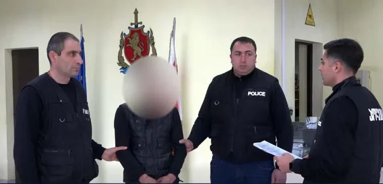 სურამში საცხოვრებელი სახლი გაქურდეს.     ხაშურის შსს თანამშრომლებმა, ქურდობის ბრალდებით, წარსულში მრავალჯერ ნასამართლევი და ამჟამად პირობითი მსჯავრის ქვეშ მყოფი ორი პირი - 2002 წელს დაბადებული ლ.ლ. და 1986 წელს დაბადებული ნ.კ. დააკავეს.