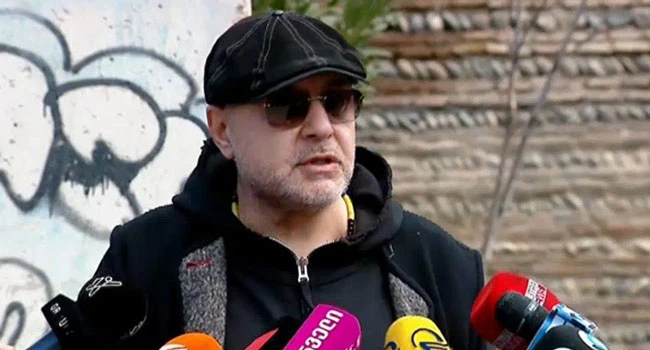 მე მზია ამაღლობელსაც დავარტყამდი პანჩურს და გამოვაგდებდი, ვითომ მედიის კორიფეს, სახაროვის პრემია კი არა ჩვეულებრივი მოძალადეა, პოლიციელს დაარტყა სილა, რა სახაროვი, ყველამ იცის ეგ ამბავი ხომ? - თქვა ქართული ოცნების მხარდამჭერმა გია გაჩეჩილაძემ, იგივე ,,უცნობმა” თავის გადაცემაში.