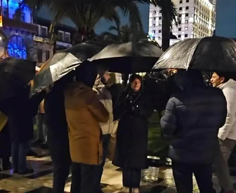 "საქართველოს ადგილი ევროპაშია” - ამ ლოზუნგით საქართველოს საკონსტიტუციო სასამართლოსთან საპროტესტო აქცია მიმდინარეობს.  “ქართული ოცნება ტერორისტ ქვეყანას, ირანის სისხლიან რეჟიმს სოლიდარობას უცხადებს. ის არის აგრესორი ქვეყანა, რომელიც ცივილიზებულ ქვეყნებს ებრძვის. ჩვენ გვინდა დასავლეთი, ძლიერი ეკონომიკა, ჯანდაცვა და ადამიანის დაცული უფლებები, შესაბამისად დასავლეთის გზა უნდა ავირჩიოთ”, - აცხადებენ შეკრებილები.