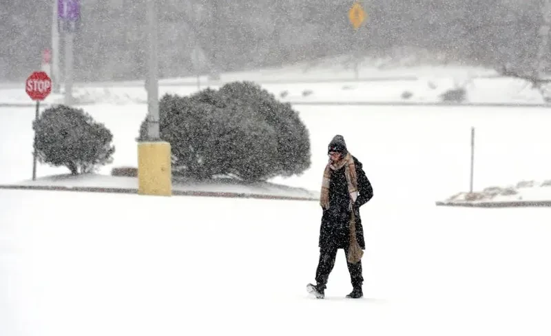 აშშ-ში ზამთრის შტორმისგან გამოწვეული ძლიერი ყინვის გამო სულ მცირე 11 ადამიანი დაიღუპა, - ინფორმაციას CNN-ი ავრცელებს. ადამიანები დაიღუპნენ კანზასში, ნიუ-იორკში, ტეხასში, ლუიზიანაში, მიჩიგანსა და ტენესში.ყინულისგან გამოწვეული დაზიანების გამო, 800 000-ზე მეტი ადამიანი კვლავ ელექტროენერგიის გარეშეა დარჩენილი. გაუქმდა 17 000-ზე მეტი ავიარეისი.