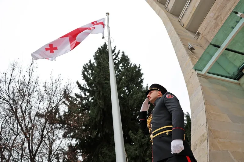 დღეს, 14 იანვარს საქართველოს სახელმწიფო დროშის დღე აღინიშნება. შსს-ს ინფორმაციით, ტრადიციულად, შინაგან საქმეთა სამინისტროს სხვადასხვა დანაყოფში დროშის აღმართვის ცერემონია გაიმართა. ქვეყნის ეროვნული სიმბოლოს პატივისცემის ნიშნად, თავდაცვის ძალების სამხედრო მოსამსახურეებმა სახელმწიფო ჰიმნის ფონზე საქართველოს დროშები საზეიმოდ აღმართეს.
