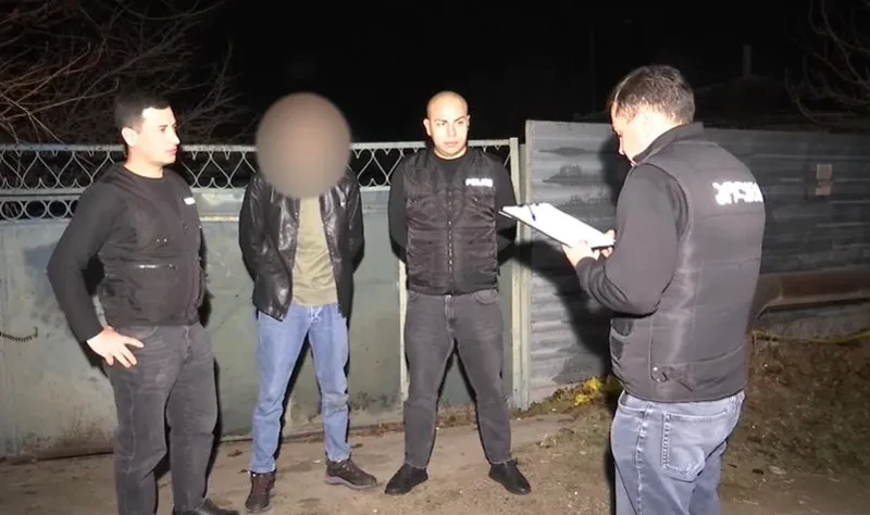 პოლიციამ დააკავა პირი, რომელმაც მძევლად საკუთარი ბებია აიყვანა და თავისი ყოფილი მეუღლის საზღვარგარეთიდან ჩამოყვანას ითხოვდა, წინააღმდეგ შემთხვევაში კი ბებიის სიცოცხლის მოსპობით იმუქრებოდა. ამის შესახებ ინფორმაციას შსს ავრცელებს.