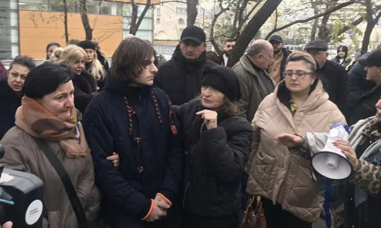 გიგა ავალიანის დედა - ვიდრე ყველა პროკურორი არ დაჯდება საბრალდებო სკამზე, მკვლელებთან ერთად, უკან არ დავიხევ.  ეკატერინე კუპატაძის განცხადებით, 8 იანვრამდე აძლევს პროკურატურას ვადას, რათა „შეუძლებელი შეძლონ“, საქმე გამოიძიონ და დამნაშავეები დასაჯონ.