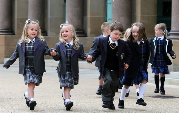 შემდეგი სასწავლო წლიდან ტესტურ რეჟიმში, ყველა საჯარო სკოლაში, პირველიდან მეექვსე კლასის ჩათვლით, სავალდებულოდ ბრუნდება სასკოლო ფორმები