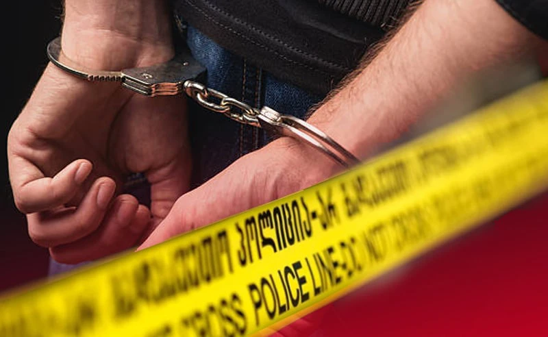 ყაჩაღობის ფაქტზე შსს-ს თანამშრომელია დაკავებული - ბრალდებული ბათუმში, სასურსათო მაღაზიაში საკანცელარიო დანის გამოყენებით თავს დაესხა მენეჯერს და გაიტაცა 2915 ლარი