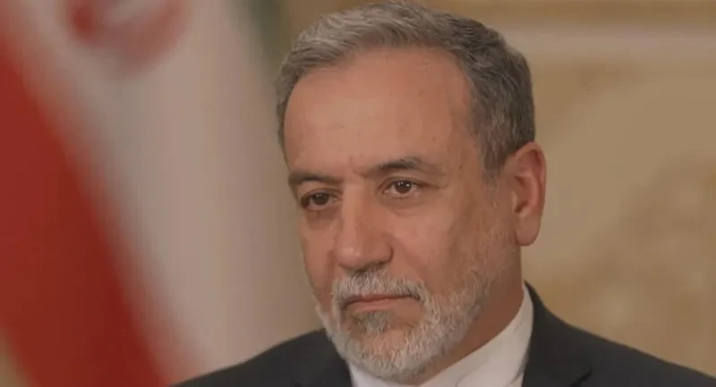 აშშ-მა ზღვაში, ირანის სანაპიროებიდან 2 000 მილის დაშორებით, სიმხეცე ჩაიდინა, - ამის შესახებ ირანის საგარეო საქმეთა მინისტრი აბას არაღჩი სოციალურ პლატფორმა X-ზე წერს.  „ინდოეთის საზღვაო ძალების სტუმარს, ფრეგატ „დენას“, რომელსაც 30-მდე მეზღვაური გადაჰყავდა, საერთაშორისო წყლებში გაფრთხილების გარეშე დაარტყეს. დაიმახსოვრეთ ჩემი სიტყვები: აშშ მწარედ ინანებს მის მიერ შექმნილ პრეცედენტს“, - აცხადებს ირანის საგარეო უწყების ხელმძღვანელი.