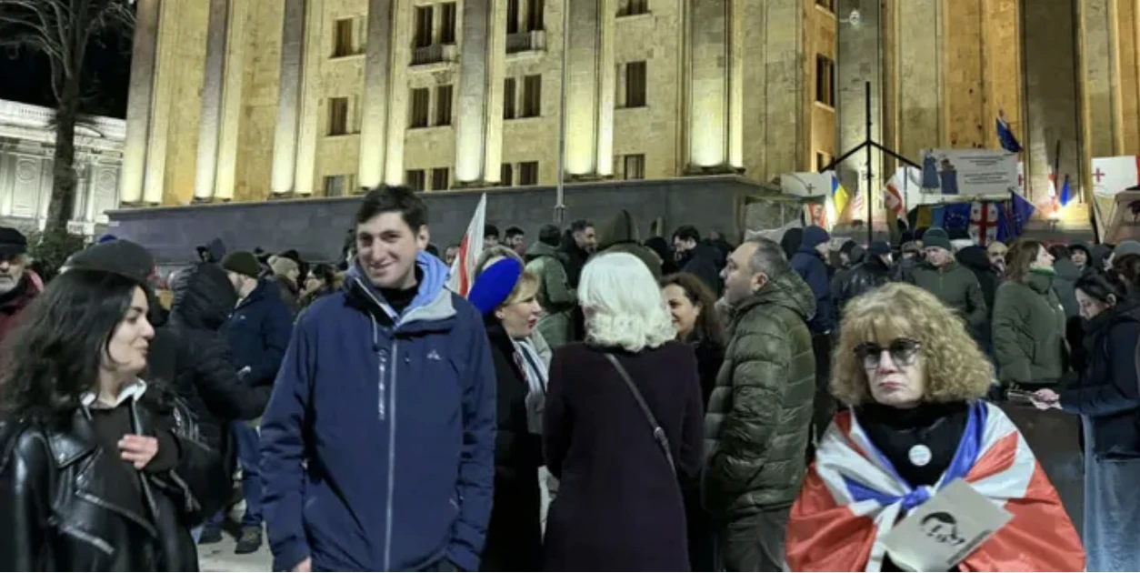 პარლამენტთან საპროტესტო აქცია მიმდინარეობს.  შეკრებილ დემონსტრანტებს „ოპოზიციის ალიანსის“ ლიდერებიც შეუერთდნენ მას შემდეგ, რაც ოპოზიციონერმა პოლიტიკოსებმა შესაბამის დოკუმენტს მოაწერეს ხელი.  პოლიტიკოსების განცხადებით, ისინი გააგრძელებენ მოსახლეობასთან შეხვედრებს და საზოგადოებას გააცნობენ ერთიან სამოქმედო გეგმას.