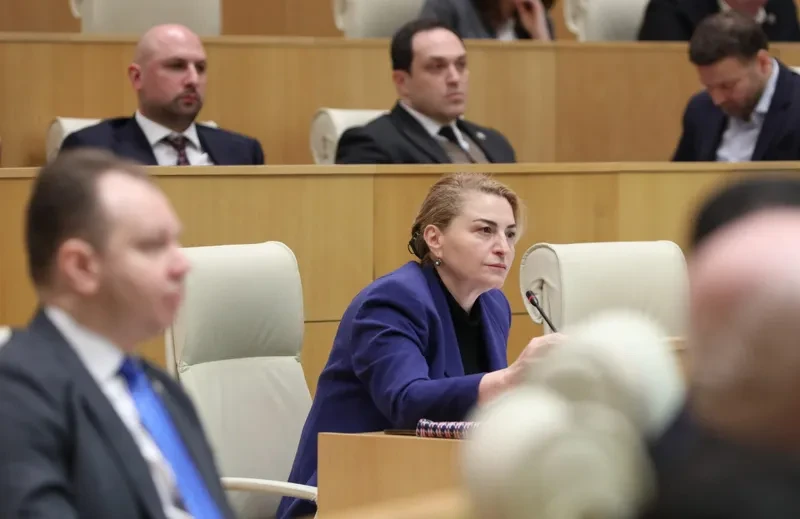 დეჟა ვუ“ მაქვს! - თითქოს „ნაციონალური მოძრაობის“ მმართველობის ბოლო ჟამია - როგორც მიხეილ სააკაშვილი კოსტიუმივით ირგებდა კონსტიტუციასა და კანონებს, თქვენც ასე აკეთებთ!  ბარემ “საარჩევნო კოდექსში“ პირდაპირ ჩაწერეთ, რომ მხოლოდ იმათ აქვთ არჩევნებზე დამკვირვებლის უფლება, ვინც “ქართულ ოცნებას“ უჭერს მხარს, - ეს განცხადება პარლამენტის სხდომაზე ფრაქცია “საქართველოსთვის“ დეპუტატმა სოფიო ხორგუანმა საარჩევნო კანონმდებლობაში დაგეგმილი ცვლილებების განხილვისას გააკეთა,