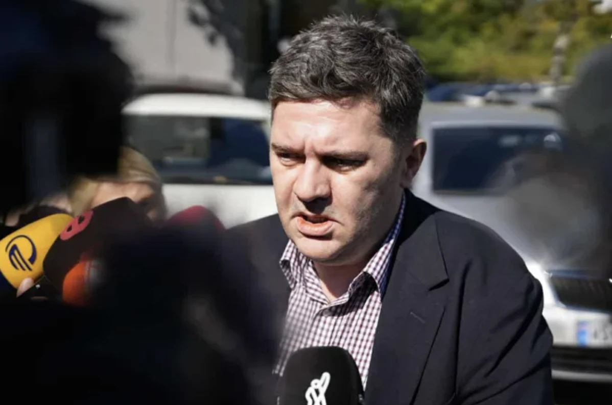 თავდაცვის ყოფილი მინისტრი, ბაჩო ახალაია დააკავეს. შესაბამისი განცხადება სუს-ში გამართულ ბრიფინგზე გაკეთდა.  სუს-ში აცხადებენ, რომ ახალია დაკავებულია 4 ოქტომბერს, თბილისში განვითარებულ მოვლენებთან დაკავშირებით სისხლის სამართლის საქმის გამოძიების ფარგლებში.