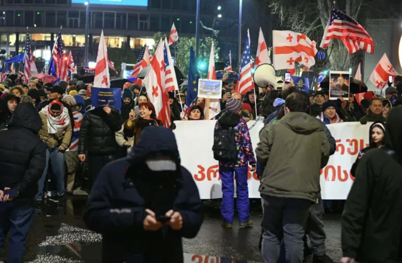 „არა რუსულ პროპაგანდისტულ არხებს!“ - ამ ლოზუნგით მოქალაქეები საპროტესტო მარშს მართავენ.  ისინი თავდაპირველად ფილარმონიასთან შეიკრიბნენ, საიდანაც მსვლელობით მიემართებიან საქართველოს პარლამენტისკენ.  მარშის მონაწილეებს მიტანილი აქვთ, საქართველოსა და ამერიკის დროშები. ისინი პარლამენტთან აქციის სხვა მონაწილეებს შეუერთდებიან.