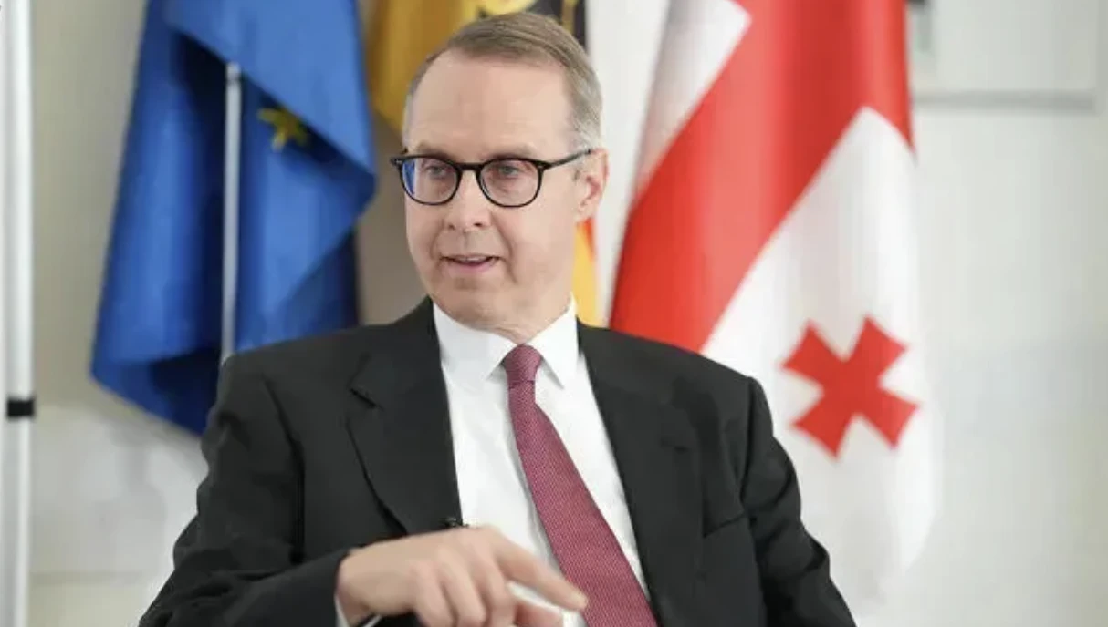 15 იანვარს გერმანიის საელჩოში შევხვდი „საქართველოს ახალგაზრდულ გაერთიანებას“ და ფოტო გამოვაქვეყნე. დღეს, „იმედი“ და „რუსთავი 2“ აცხადებენ, რომ შეხვედრა „ფარული“ იყო და „ირანის რადიკალური სცენარის“ წახალისება მოხდა. ეს სრული სიცრუეა.  გერმანიის სახელით ამ აგრესიულ დეზინფორმაციას უარვყოფ, - ამის შესახებ გერმანიის ელჩი საქართველოში, პეტერ ფიშერი სოციალურ ქსელში წერს.