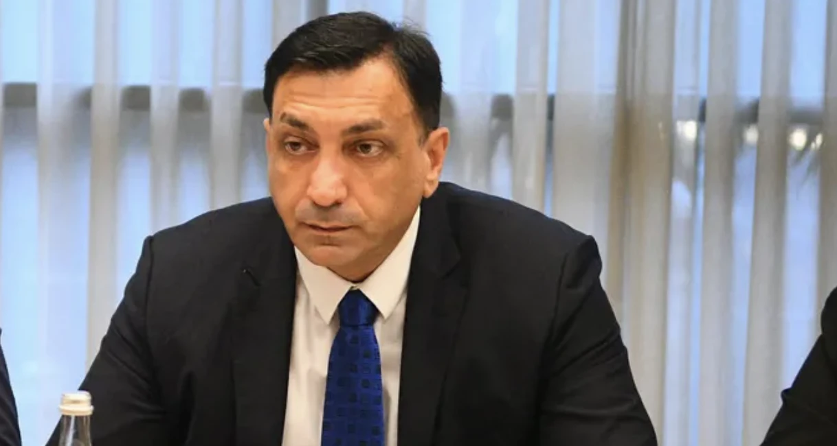 როდესაც ადამიანს წარსულს ახსენებ, პირველ რიგში, ყველამ თავის წარსულს უნდა მიხედოს. ალბათ, „ქართული ოცნების“ რიგებში უამრავი ადამიანი აღმოჩნდება, რომელსაც შეიძლება წარსული შეახსენო - აწმყო გვთხოვს გაერთიანებას, რათა უზრუნველვყოთ რუსული რეჟიმის ჩამოშორება,- ამის შესახებ „ერთიანი ნაციონალური მოძრაობის“ ერთ-ერთმა ლიდერმა, ლევან ბეჟაშვილმა განაცხადა.