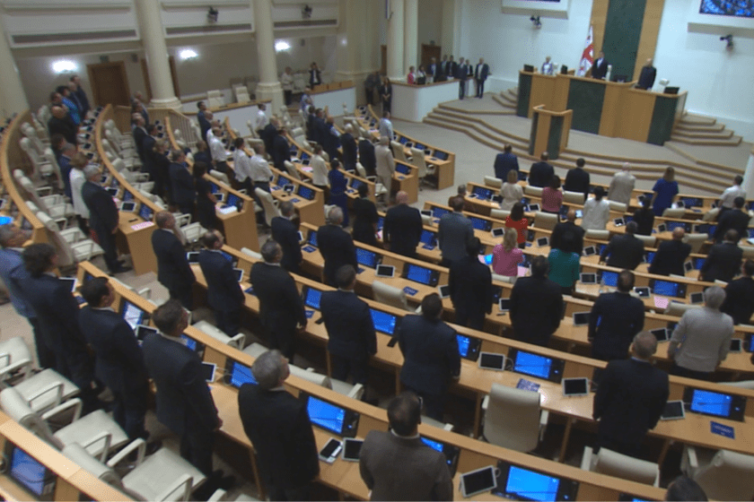 პარლამენტის საშემოდგომო სესია წუთიერი დუმილით გაიხსნა