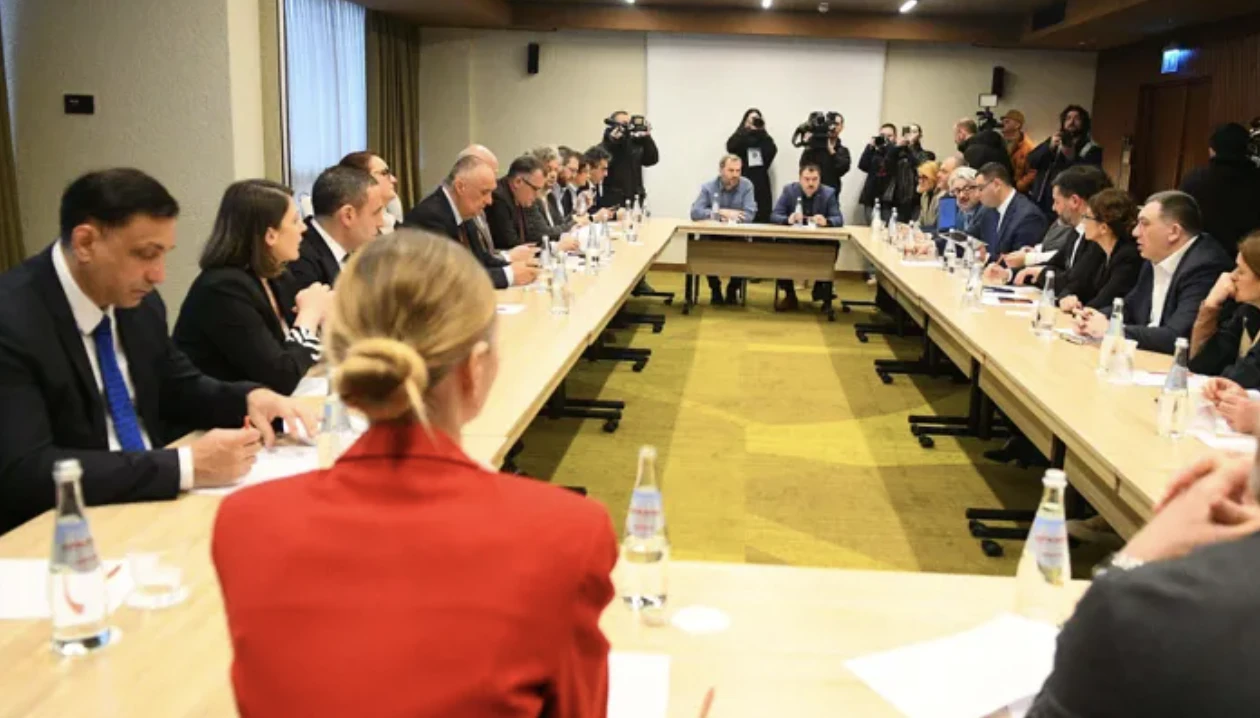 "ოპოზიციური პარტიების ალიანსი" შეთანხმების პრინციპთან დაკავშირებით ერთობლივ განცხადებას ავრცელებს.  დოკუმენტში აღნიშნულია, რომ შეთანხმების მიზანია ბიძინა ივანიშვილის „ავტოკრატიული რეჟიმის“ დასრულება, საქართველოს ევრო-ატლანტიკური კურსის აღდგენა და დემოკრატიული მმართველობის, უსაფრთხოებისა და მოქალაქეთა კეთილდღეობის უზრუნველყოფა.