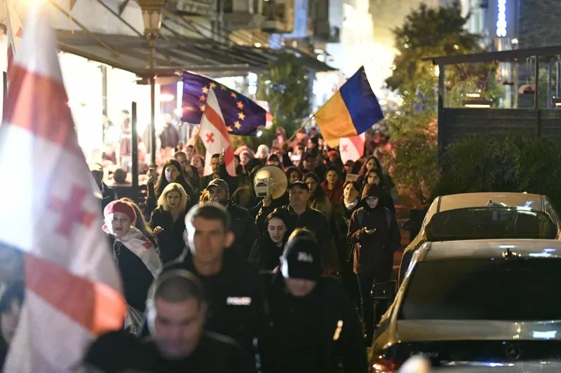 აქციის მონაწილეების ნაწილმა პარლამენტიდან გალაკტიონ ტაბიძის ქუჩისკენ მსვლელობა მოაწყო