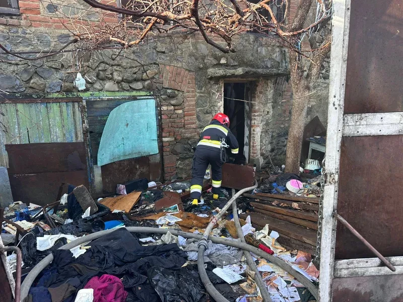 თელავში ხანძარს 75 წლამდე ქალი ემსხვერპლა. მეზობლების თქმით, სახლში ასაკოვანი ქალი და მისი ვაჟი ცხოვრობდნენ. კაცმა ხანძრისგან თავის დაღწევა შეძლო, თუმცა ქალს ჯანმრთელობის რთული მდგომარეობის გამო გადაადგილება უჭირდა და მან ალმოდებული სახლის დატოვება ვერ მოახერხა.