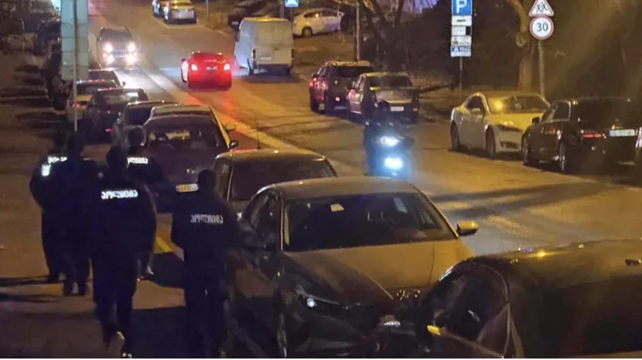 თავდაცვის ყოფილი მინისტრის, ბაჩო ახალიას სახლში საგამოძიებო მოქმედებები დასრულდა.  სამართალდამცველები ნუცუბიძის ქუჩაზე მდებარე ბინაში რამდენიმე საათის განმავლობაში იმყოფებოდნენ.  პოლიციამ წასვლის წინ მედიასთან კომენტარი არ გააკეთა და მხოლოდ ის დაადასტურა, რომ საგამოძიებო მოქმედებები უკვე დასრულებულია.