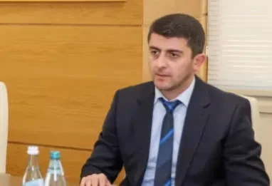 ჯგუფის მიერ დიდი ოდენობით თანხის გაფლანგვის ბრალდებით დაკავებული, თავდაცვის სამინისტროს შესყიდვების დეპარტამენტის ყოფილი უფროსი, ვლადიმერ ღუდუშაური პატიმრობიდან გათავისუფლდა