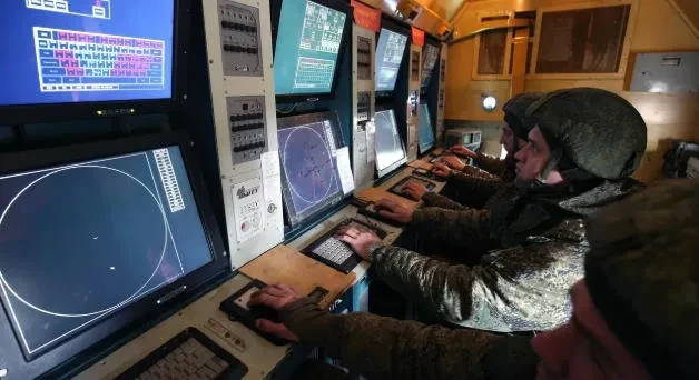 რუსეთის თავდაცვის სამინისტროს ცნობით, უკრაინის შეიარაღებულმა ძალებმა ღამით რუსეთის თავზე 141 უკრაინული დრონი ჩამოაგდეს, - ინფორმაციას რუსული მედია ავრცელებს.