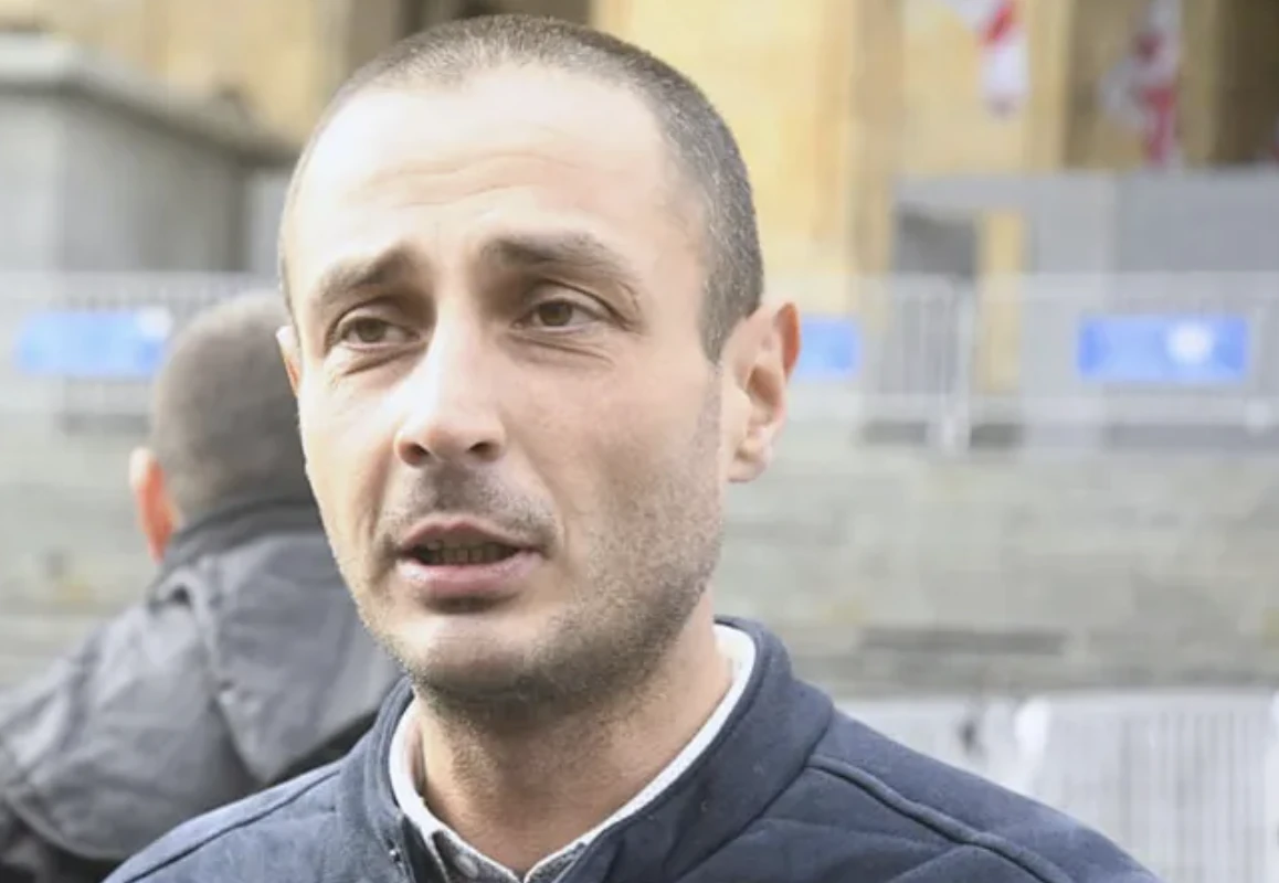 „ლეიბორისტული პარტიის“ წევრს, ლაშა ჩხარტიშვილს 5-დღიანი ადმინისტრაციული პატიმრობა შეეფარდა. მას საჯარო მოხელის შეურაცხყოფას ედავებოდნენ.  5-დღიანი ადმინისტრაციული პატიმრობა შეეფარდა. ვაპირებთ გავასაჩივროთ. მას მიკედლებული ჰყავს უპატრონო ძაღლი, მარტო ვერ გაჩერდება პატრონის გარეშე“,- აღნიშნავს ადვოკატი.