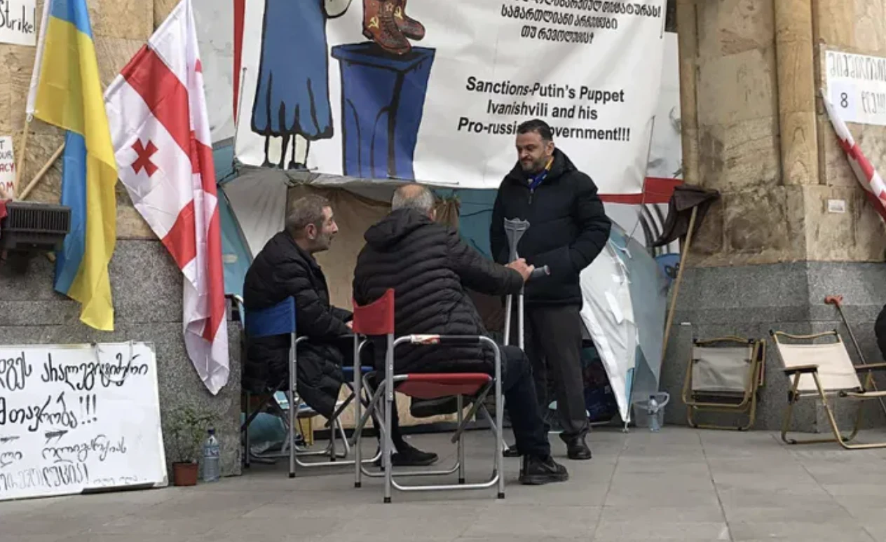 გედევან ფოფხაძე - შიმშილობის მე-8 დღეა, 2 ადამიანი შემოგვიერთდა და ამ მომენტისთვის 8 ადამიანი ვშიმშილობთ - მხნედ ვგრძნობთ თავს და მიგვაჩნია, რომ ეს აქცია უნდა გაფართოვდეს, სანამ ქვეყანაში პოლიტიკური გარემო არ შეიცვლება