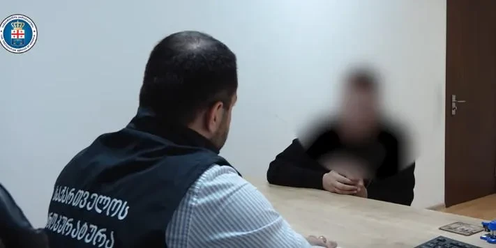 ბრალი წარედგინა პირს, რომელიც მიმოწერას აწარმოებდა 13 წლის არასრულწლოვანთან, რა დროსაც მუქარით მოიპოვა და ინახავდა მისი პირადი ცხოვრების საიდუმლოს შემცველ ინტიმური შინაარსის ფოტო-ვიდეო მასალას