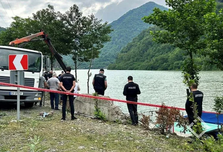 ხელვაჩაურში, კაცი საკუთარ მანქანაში ჩაცხრილეს, კვალის წაშლის მიზნით კი მანქანა მდინარეში გადააგდეს