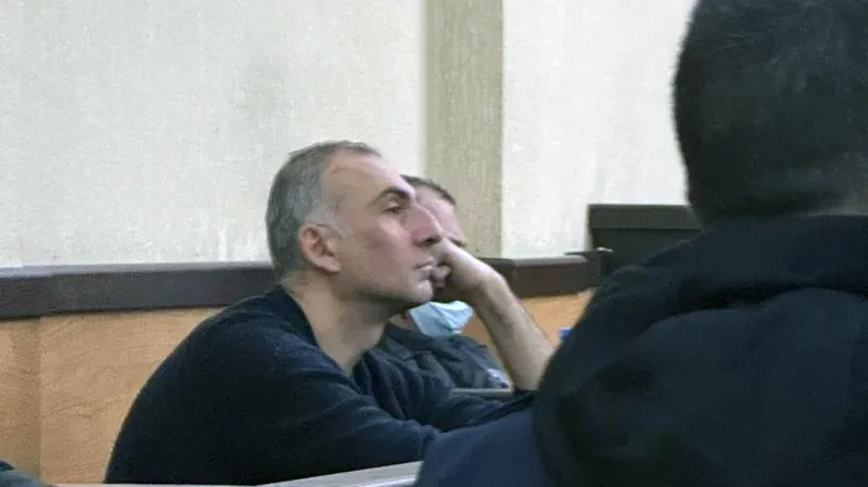 ფეხზე უნდა აბრძანდეთ ბატონო ალეკო, - ამ სიტყვებით მიმართა სასამართლოს სხდომათა დარბაზში შემოსულმა მოსამართლე ლელა მარიდაშვილმა დაკავებულ  ალეკო ელისაშვილს, რომელიც მოსამართლის შემოსვლისას ფეხზე არ ადგა.  „ფეხზე ადგომა ნიშნავს პატივისცემას, პატივისცემას გამომუშავება უნდა“, - მიმართა მან მოსამართლეს.