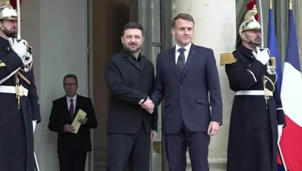 ელისეს სასახლეში ემანუელ მაკრონსა და ვოლოდიმირ ზელენსკის შორის შეხვედრა მიმდინარეობს