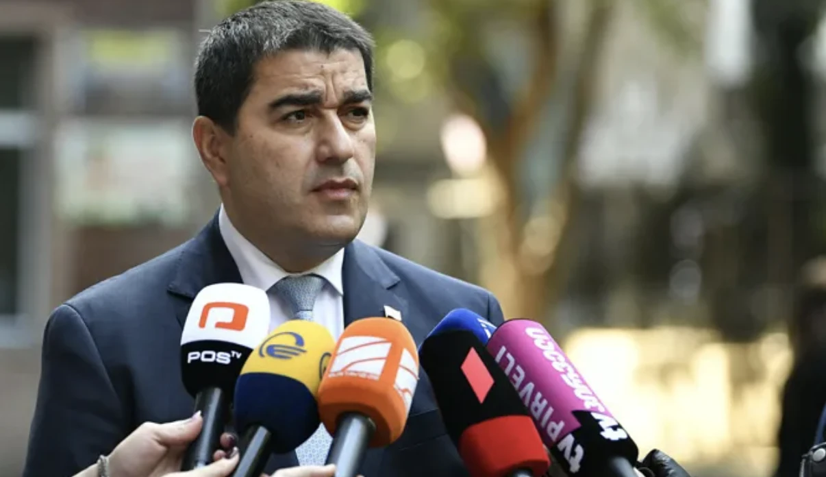 შალვა პაპუაშვილი - ჰიბრიდული ომის ტაქტიკაა და იარაღად არის გამოყენებული BBC-ის სიუჟეტი - სასარგებლო პროცესიც არის, რადგან ბოლომდე იშიფრება ყველა - აგენტიც და დავალებების მიმცემებიც.