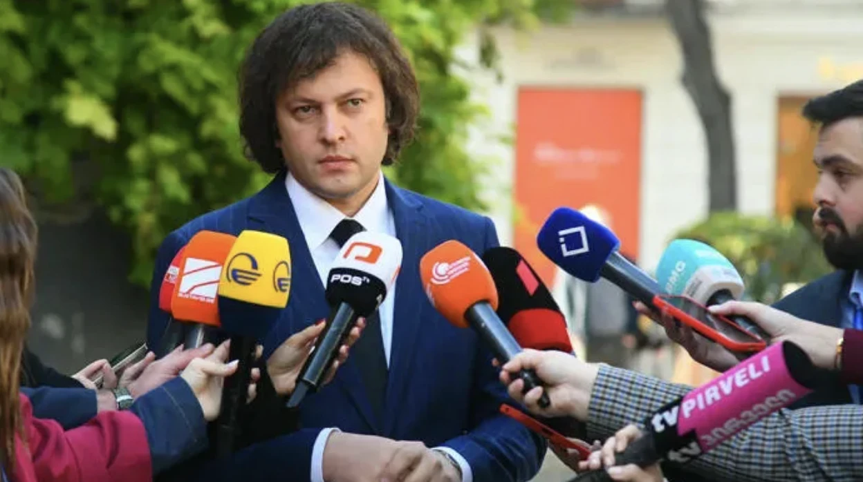 პრემიერ-მინისტრის, ირაკლი კობახიძის ინფორმაციით, მაისის ბოლომდე ქართულ და ამერიკულ მხარეებს შორის „არაერთი კომუნიკაცია შედგება“.  რაც შეეხება აშშ-ისთან ურთიერთობებისთვის დაწესებულ ვადას, მე არ დამიწესებია ვადა [აპრილის ბოლომდე], მე ასეთი ვადა არ მითქვამს. ჩვენ გვაქვს კონკრეტული დღის წესრიგი ამერიკულ მხარესთან შეთანხმებული და არაერთი კომუნიკაცია შედგება მაისის ბოლომდე. კონკრეტულად ვამბობ, ამ შემთხვევაში, მაისის თვეს. აპრილი არ მითქვამს, მაისს გეუბნებით“, - განაცხადა კობახიძემ.