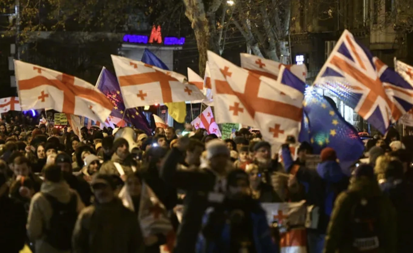 საქართველოში მასობრივი პროტესტები მას შემდეგ დაიწყო, რაც პრო-რუსულმა „ქართულმა ოცნებამ” არჩევნებში გამარჯვება გამოაცხადა და ქვეყნის ევროკავშირში გაწევრიანების ძალისხმევები შეაჩერა. ამის შესახებ Fox News-ის მიერ საქართველოს შესახებ სტატიაშია ნათქვამი.