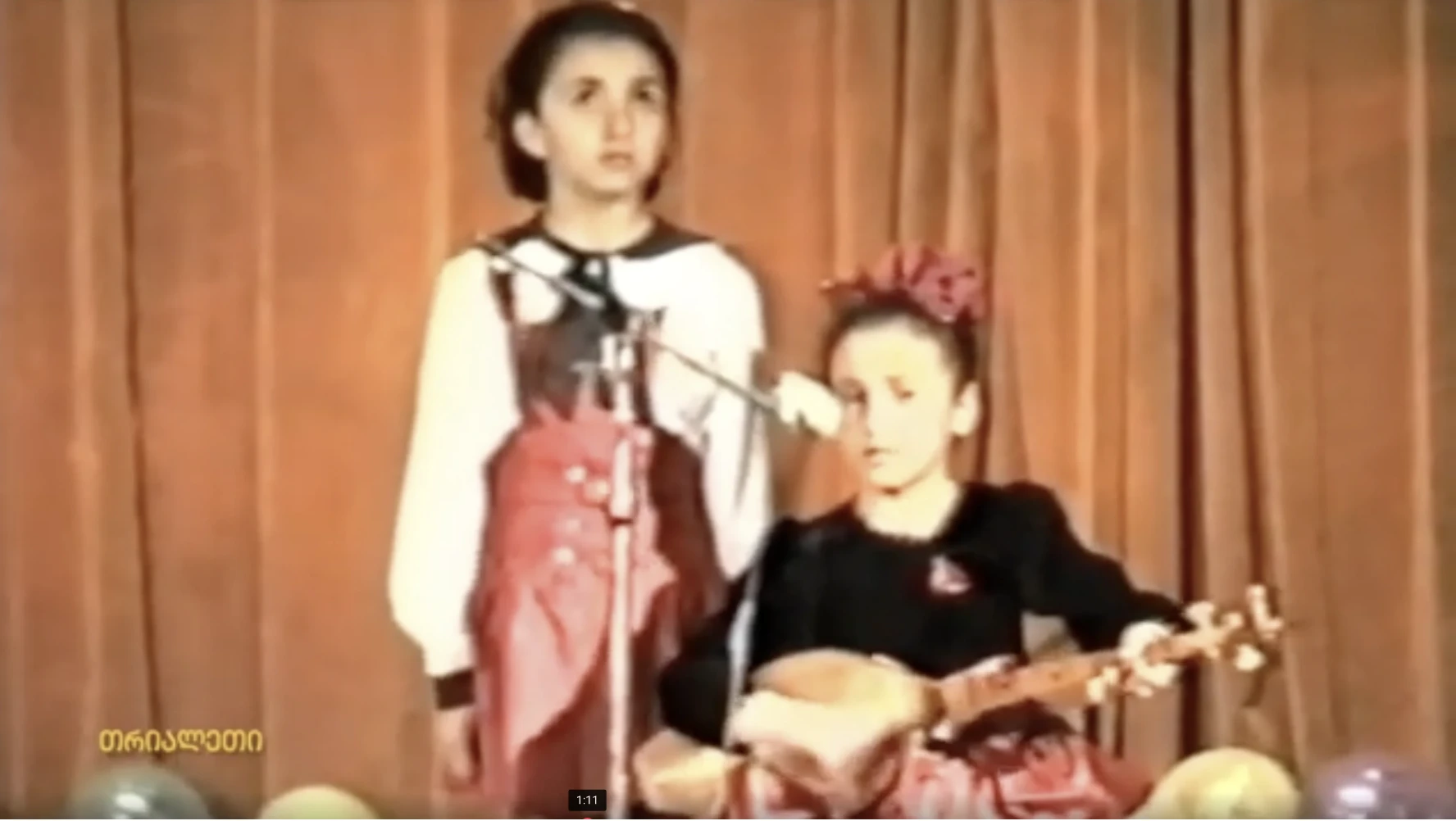 ნათია გაგუა; ქეთევან ოქროპირიძე;  ტინისხიდის სკოლა.  მე-3 კლასი.  1999 წ.  "თრიალეთის" არქივიდან.