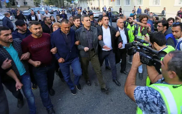 აზერბაიჯანის პოლიციამ ოპოზიციური პარტიის ლიდერის, ალი ქარიმლის სახლში ჩხრეკა ჩაატარა - დაკავებულები არიან ოპოზიციონერები.   ჩხრეკა ჩატარდა გამოძიების ფარგლებში, რომელიც პრეზიდენტ ილჰამ ალიევის გადაყენების მიზნით განხორციელებულ სახელმწიფო გადატრიალების მცდელობას ეხება.