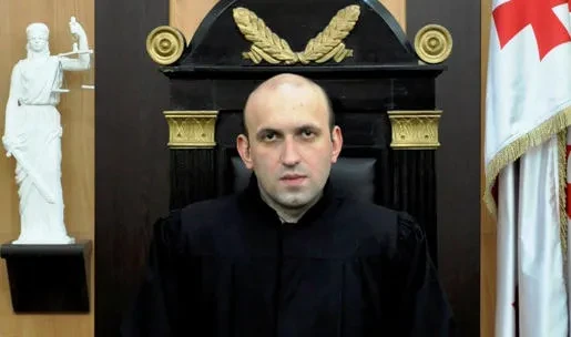 გორის რაიონული სასამართლოს მოსამართლე გერმანე დადეშქელიანმა პროკურატურის შუამდგომლობა ექვსივე პოლიციელის - ალექსი ბადალოვის, ბესო მალაციძის, გიორგი წკრიალაშვილის, საბა წაველიძის, ივანე მისირელის, ვლადიმერ გოდერძიშვილისა და ბესო მალაციძის თანამდებობიდან გადაყენების შუამდგომლობა დააკმაყოფილა.  შესაბამისი შუამდგომლობა პროკურატურამ მას შემდეგ დააყენა სხდომაზე, რაც სამართალდამცავებს აღკვეთის ღონისძიების სახით პატიმრობა შეეფარდათ.  აღნიშნულ შუამდგომლობას დაცვის მხარე დაეთანხმა.