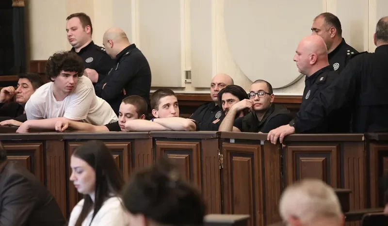 თბილისის საქალაქო სასამართლოში ჯგუფური ძალადობის ორგანიზების და მასში მონაწილეობის ბრალდებით დაკავებულ ზვიად ცეცხლაძისა და კიდევ შვიდი პირის სასამართლო პროცესი მიმდინარეობს