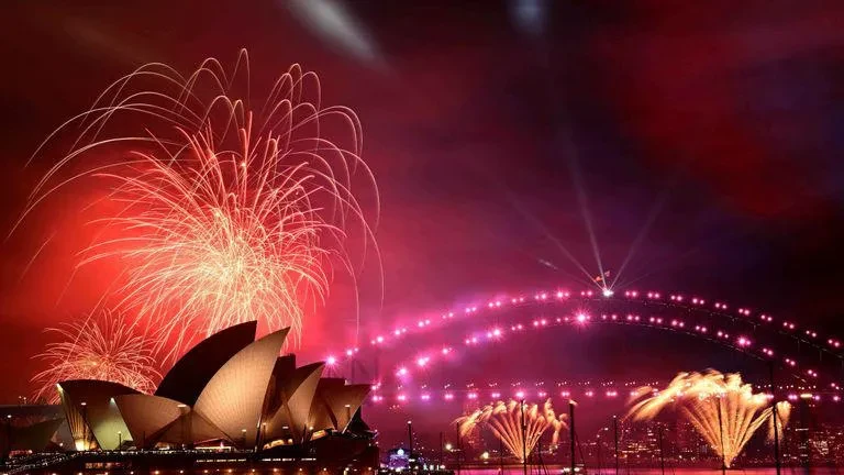 დედამიწაზე 2026 წელი პირველმა კირიბატის რესპუბლიკამ იზეიმა - ახალი წელი უკვე დადგა ახალ ზელანდიაშიც.  ახალ წელს უკვე შეხვდა ტონგა და სამოაც. ავსტრალიის მოსახლეობა სიდნეის საახალწლო ფოიერვერკების გრანდიოზული შოუს ფონზე შეხვდა.