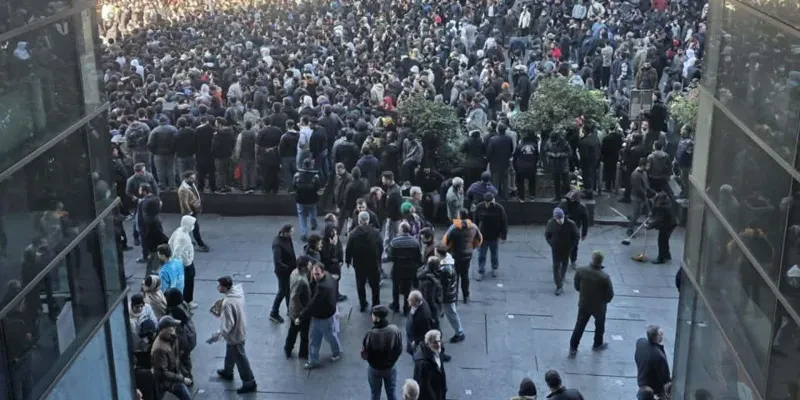 ირანში მიმდინარე საპროტესტო აქციებზე ქვეყნის უსაფრთხოების ძალების წევრი დაიღუპა, - ინფორმაციას Reuters-ი ირანის სახელმწიფო მედიაზე დაყრდნობით ავრცელებს. ირანის სახელმწიფო მედიის ცნობით, მოხალისეობრივი სამხედრო დაჯგუფების „ბასიჯის“ წევრი ქალაქ კუჰდაშტში დაიღუპა.