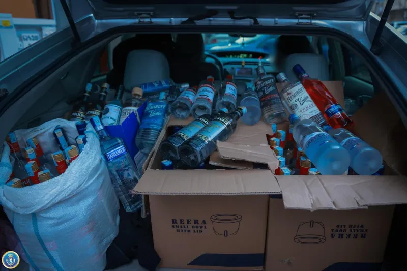 ფინანსთა სამინისტროს საგამოძიებო სამსახურის თანამშრომლებმა, ქვემო ქართლის საოლქო პროკურატურასთან კოორდინაციით,  ფალსიფიცირებული საქონლის დამზადების ფაქტზე, საქართველოს ორი მოქალაქე დააკავეს.  ბრალდებულები ქალაქ რუსთავში, მესხიშვილის ქ. №6-ში მდებარე შპს „დაცვის კომპანია ალგანი“-ს ოფისში ამზადებდნენ სხვადასხვა ბრენდული დასახელების არყებს.