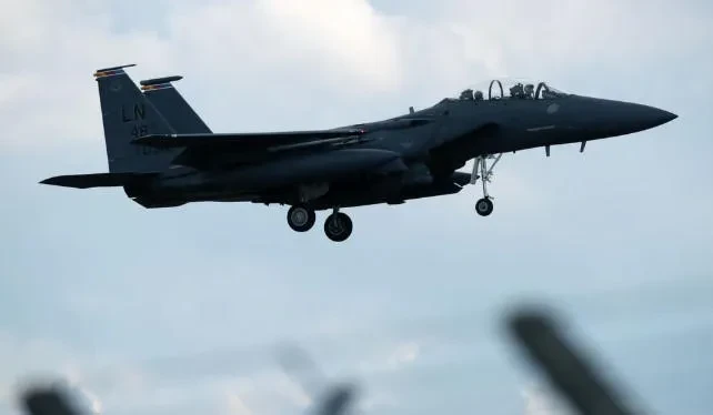 აშშ-ის ცენტრალური სარდლობის განცხადებით, ქუვეითმა F-15E ტიპის სამი ამერიკული ავიამოიერიშე შეცდომით ჩამოაგდო.  მათივე ინფორმაციით, ეკიპაჟის ექვსივე წევრი კატაპულტირდა და სტაბილურ მდგომარეობაში არიან.  „ქუვეითმა აღიარა ეს ინციდენტი და მადლიერები ვართ ქუვეითის თავდაცვის ძალების ძალისხმევისთვის და მათი მხარდაჭერისთვის ამ მიმდინარე ოპერაციაში“, - განაცხადა ცენტრალურმა სარდლობამ.