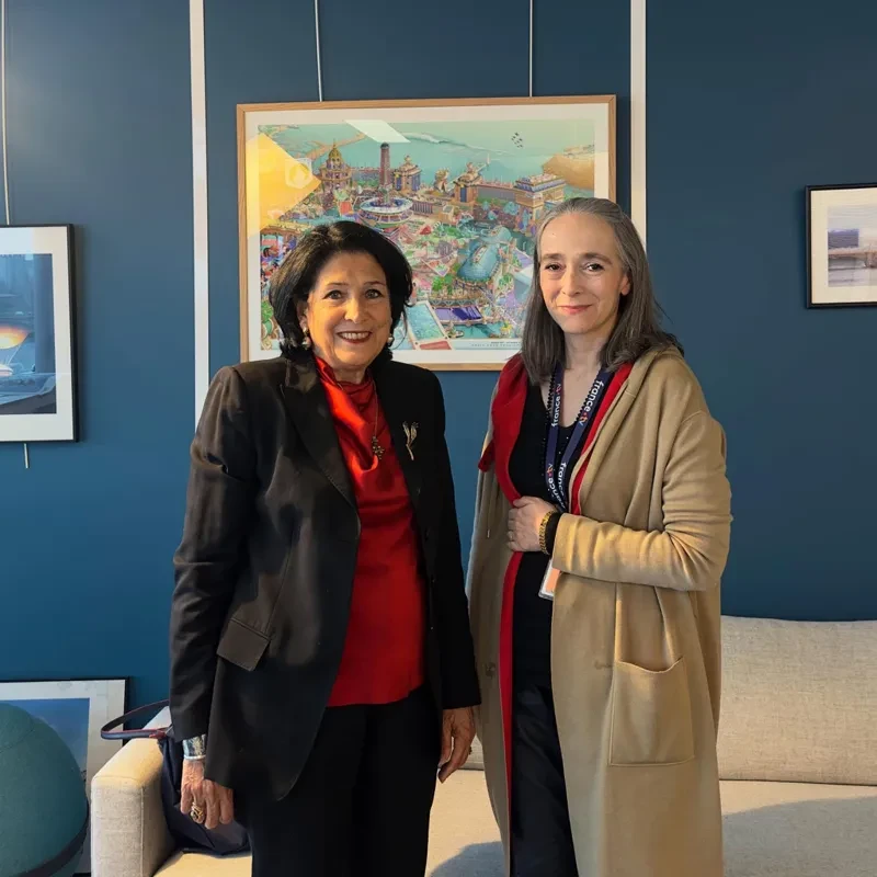 სალომე ზურაბიშვილის განცხადებით, პარიზში, ევროპის მაუწყებელთა კავშირის (EBU) პრეზიდენტს, დელფინ ერნოტს შეხვდა.  "დელფინ ერნოტთან შეხვედრაზე განვიხილეთ საქართველოს საზოგადოებრივი მაუწყებლის უმძიმესი მდგომარეობა - საზმაუს ხელმძღვანელობის ბოლო გადაწყვეტილებები: გადაცემების დახურვა, თანამშრომლების პოლიტიკური ნიშნით დევნა, ანტიევროპული ნარატივი".