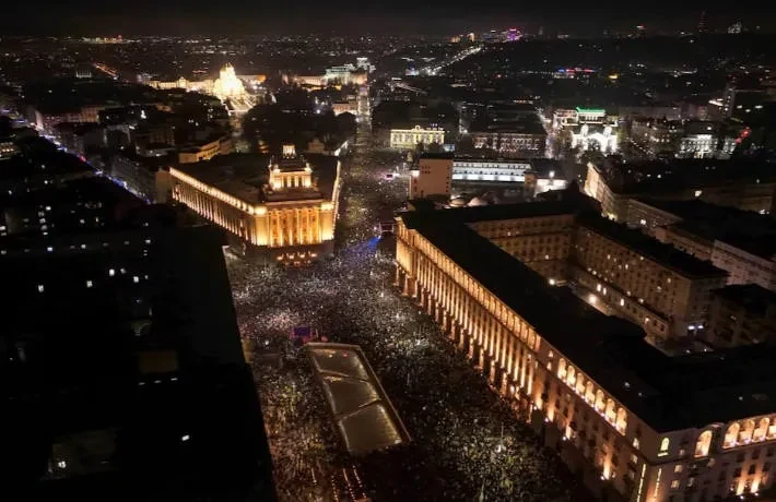 ბულგარეთში მთავრობის გადადგომის მოთხოვნით საპროტესტო აქცია გაიმართა, - ინფორმაციას Reuters-ი ავრცელებს.  ბულგარეთის მთავრობის საწინააღმდეგო საპროტესტო აქციებზე დედაქალაქ სოფიასა და სხვა ქალაქებში ათასობით ადამიანი გამოვიდა.