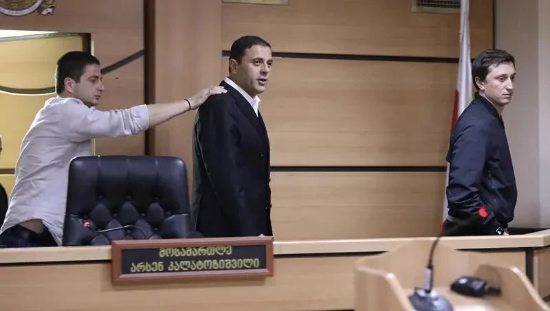 თბილისის საქალაქო სასამართლოში ეკონომიკის მინისტრის ყოფილი მოადგილის, რომეო მიქაუტაძის სასამართლო პროცესი მიმდინარეობს