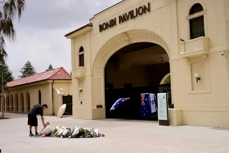 სიდნეიში, ბონდის სანაპიროზე მომხდარი სროლის შედეგად დაღუპულთა რაოდენობა 15-მდე გაიზარდა, მათ შორის 10 წლის გოგონაა.  თავდასხმა ხანუქას დღესასწაულისადმი მიძღვნილი ღონისძიების დროს მოხდა - პოლიციის თქმით, მომხდარს ტერორისტულ აქტად განიხილავენ.