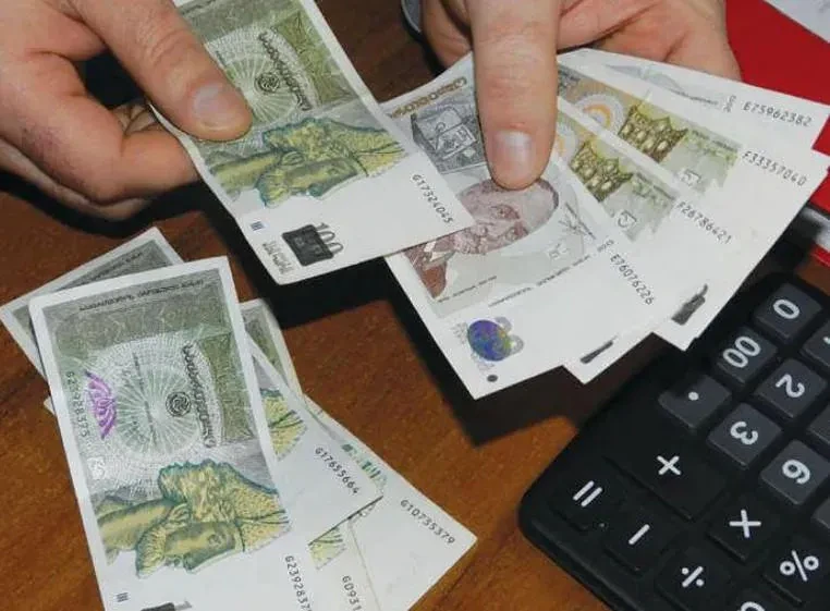 2026 წლის სახელმწიფო ბიუჯეტის საბოლოო ვერსიით, სკოლების ადმინისტრაციული პერსონალის, სკოლის ექთნების და მანდატურების ხელფასების 20%-იანი ზრდა დაიგეგმა, ნაცვლად მანამდე განსაზღვრული 10%-ისა.  2026 წლის სახელმწიფო ბიუჯეტის პროექტის საბოლოო ვარიანტით, განათლების, მეცნიერებისა და ახალგაზრდობის სამინისტროს დაფინანსება განისაზღვრა 2 702,2 მლნ ლარით, რაც პროექტის წინა ვერსიით განსაზღვრულ თანხას 89,6 მლნ ლარით აღემატება.