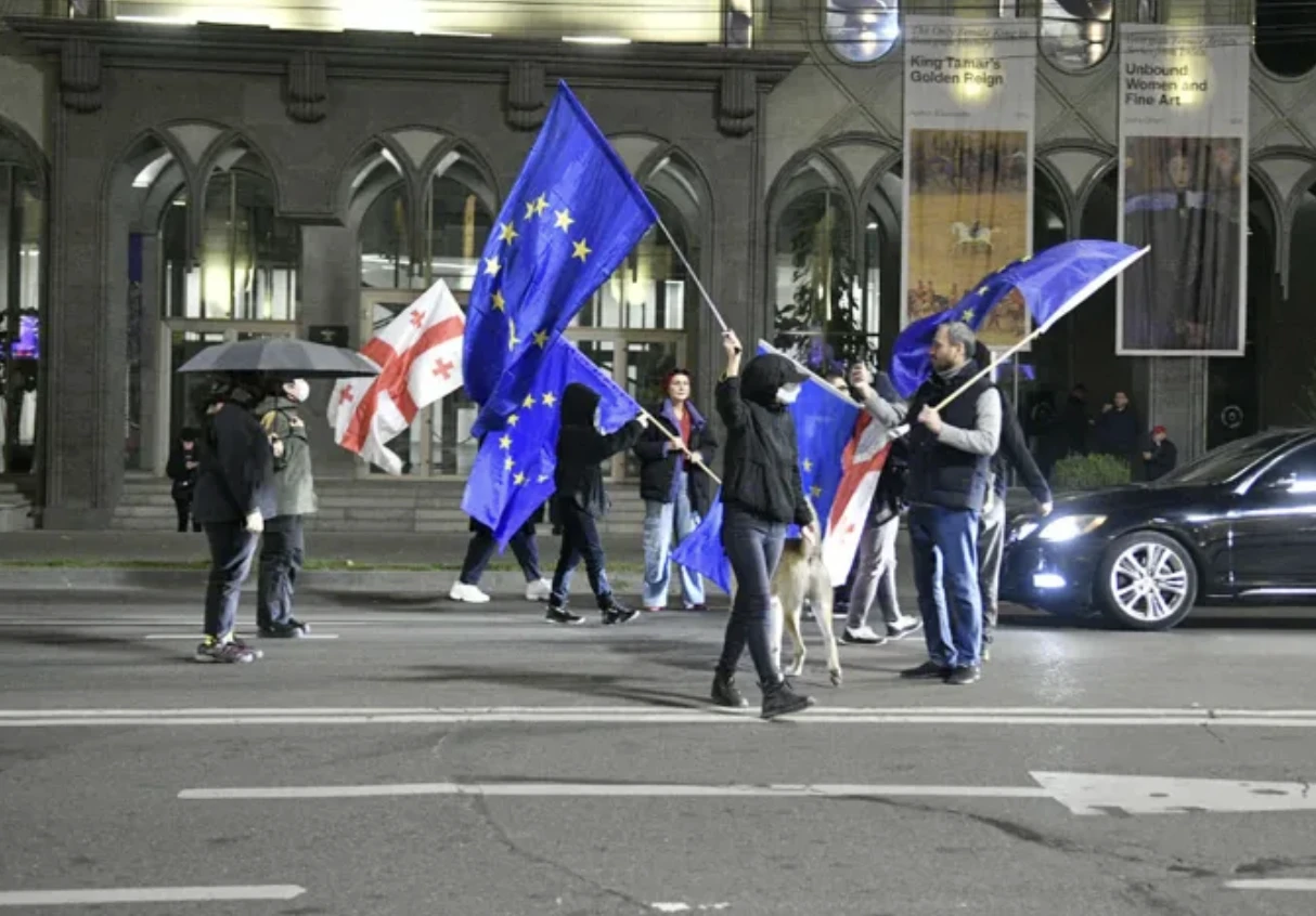 შსს - მოვუწოდებთ აქციის მონაწილეებს, 15 წუთის განმავლობაში გახსნან სავალი ნაწილი რუსთაველის გამზირზე, წინააღმდეგ შემთხვევაში მოვახდენთ ყველა სამართალდარღვევის იდენტიფიცირებას და გატარდება კანონით განსაზღვრულ ზომები