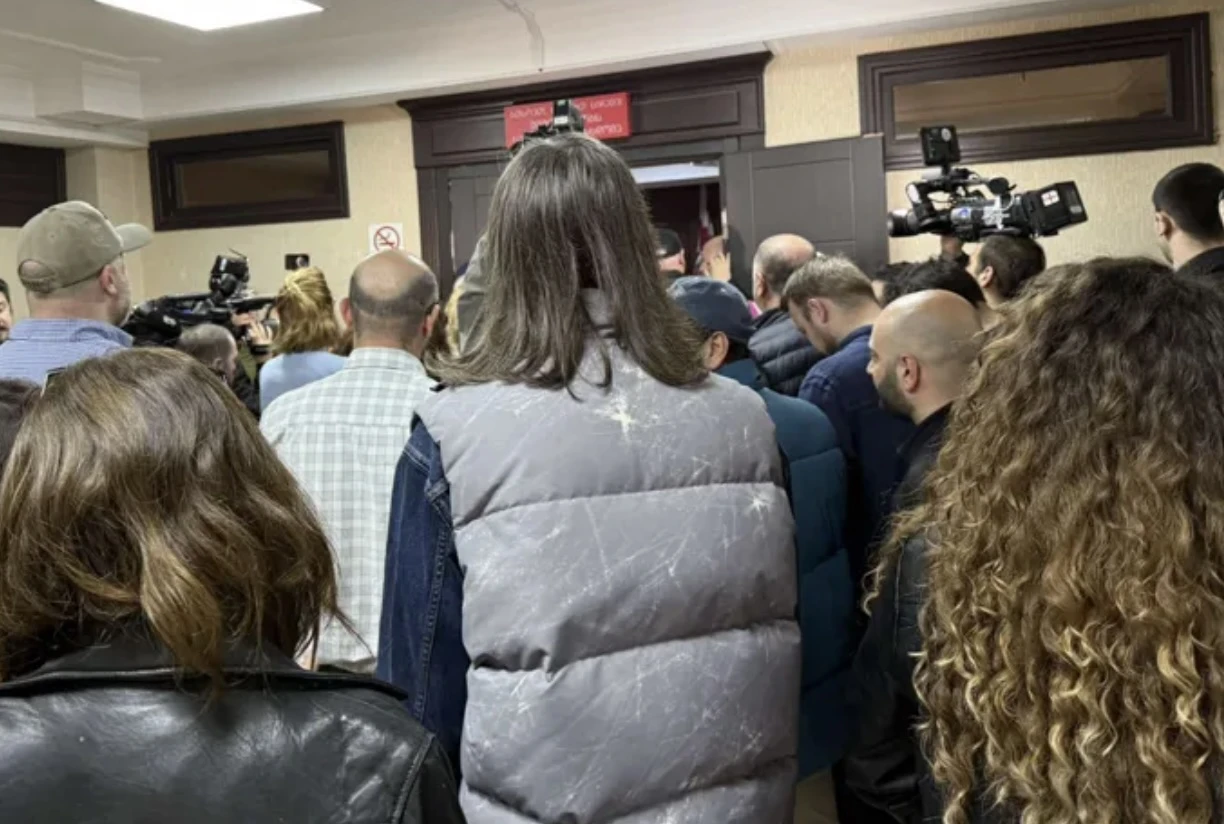 თორნიკე სხვიტარიძის სასამართლო პროცესზე, რომელსაც პოლიციელ მირიან ქავთარაძისთვის შეურაცხყოფის მიყენებას ედავებიან, ხმაურია