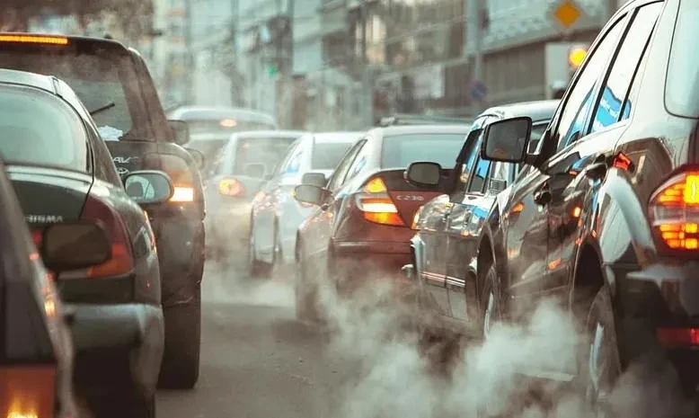 2026 წლის 1-ელი იანვრიდან მძღოლები ზედმეტი ხმაურის გამო დაჯარიმდებიან.  ძალაშია “ადმინისტრაციულ სამართალდარღვევათა კოდექსის“ ნორმა, რომლის მიხედვით, იმ სატრანსპორტო საშუალების მართვა, რომლის ექსპლუატაციისას წარმოქმნილი ხმაური კანონმდებლობით დადგენილ ნორმას აღემატება, გამოიწვევს დაჯარიმებას 100 ლარის ოდენობით.